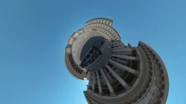 Yazın güneşli bir günde Münih, Bavyera 'da bir cadde boyunca araba sürmenin küçük bir formatı.