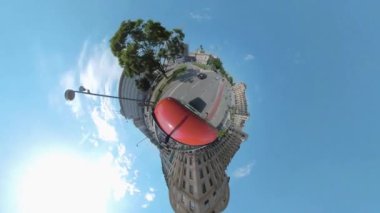 Yazın güneşli bir günde Münih, Bavyera 'da bir cadde boyunca araba sürmenin küçük bir formatı.