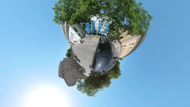 Malá Planeta Formát Jízdy Ulici Mnichově Bavorsko Slunečného Dne Létě — Stock video