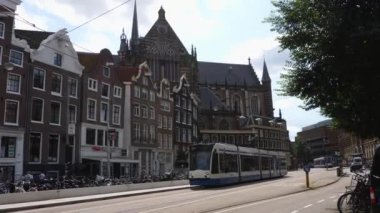 Yazın bulutlu bir günde Amsterdam sokaklarında dolaşmak