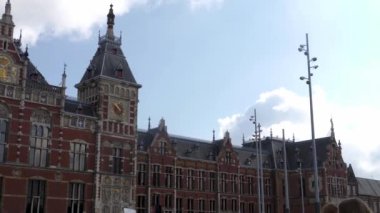 Yazın bulutlu bir günde Amsterdam sokaklarında dolaşmak