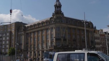 Yazın bulutlu bir günde Amsterdam sokaklarında dolaşmak