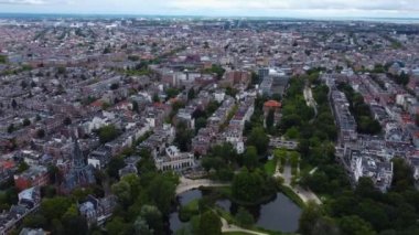 Hollanda 'daki Amsterdam' ın havadan görünüşü. Baharda güneşli bir öğleden sonra.