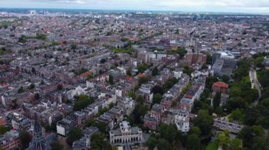 Hollanda 'daki Amsterdam' ın havadan görünüşü. Baharda güneşli bir öğleden sonra.