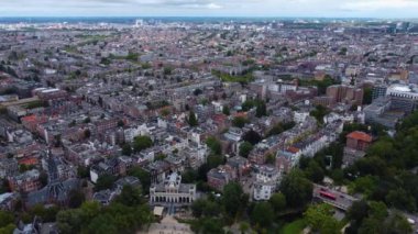 Hollanda 'daki Amsterdam' ın havadan görünüşü. Baharda güneşli bir öğleden sonra.