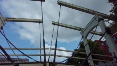 Kanallar boyunca bir tekneye binip güneşli bir günde Amsterdam 'da evler ve binaların yanında dolaşmak.. 