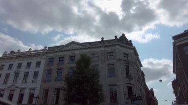 Kanallar boyunca bir tekneye binip güneşli bir günde Amsterdam 'da evler ve binaların yanında dolaşmak.. 