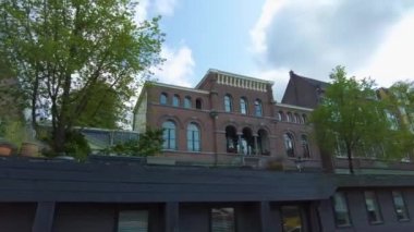 Kanallar boyunca bir tekneye binip güneşli bir günde Amsterdam 'da evler ve binaların yanında dolaşmak.. 