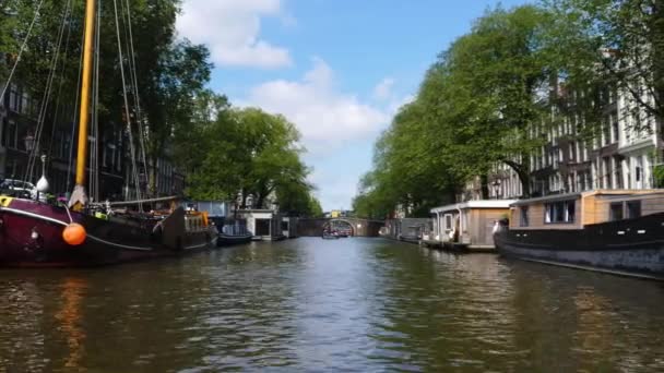 Passeando Barco Longo Dos Canais Gracht Lado Casas Edifícios Amsterdã — Vídeo de Stock