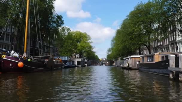 Passeggiare Barca Lungo Canali Gracht Accanto Case Edifici Amsterdam Estate — Video Stock