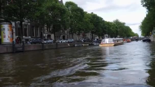 Paardrijden Een Boot Langs Gracht Naast Huizen Gebouwen Amsterdam Zomer — Stockvideo