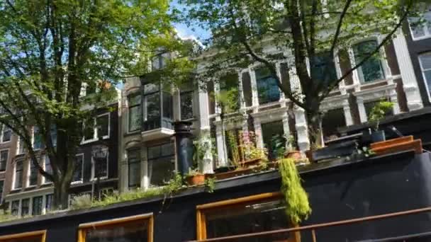 Lovagolni Egy Hajón Csatornák Mentén Gracht Mellett Házak Épületek Amszterdamban — Stock videók