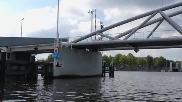 Passeando Barco Longo Dos Canais Gracht Lado Casas Edifícios Amsterdã — Vídeo de Stock