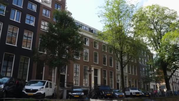 Ridning Båt Längs Kanalerna Gracht Bredvid Hus Och Byggnader Amsterdam — Stockvideo