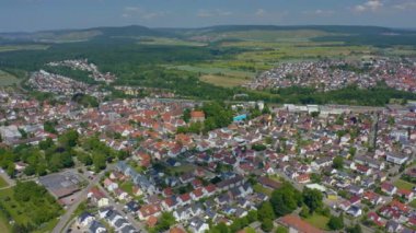 Yazın güneşli bir günde Almanya 'nın Sachsenheim şehrinin ve ilçesinin havadan görünüşü.