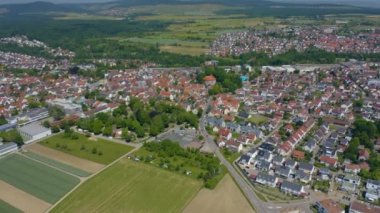 Yazın güneşli bir günde Almanya 'nın Sachsenheim şehrinin ve ilçesinin havadan görünüşü.