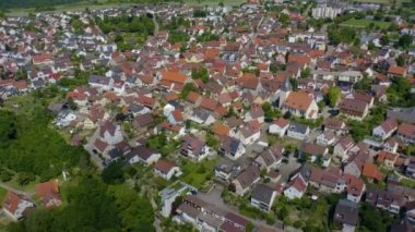 Yazın güneşli bir günde Almanya 'nın Sachsenheim şehrinin ve ilçesinin havadan görünüşü.