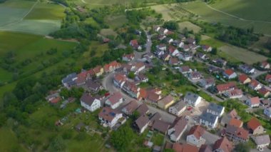 Yazın güneşli bir günde Almanya 'nın Sachsenheim şehrinin ve ilçesinin havadan görünüşü.