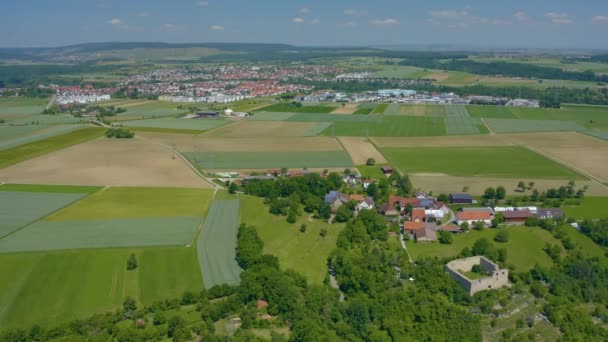 Luftaufnahme Der Stadt Sachsenheim Einem Sonnigen Sommertag — Stockvideo