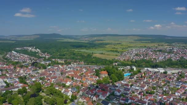 Luftaufnahme Der Stadt Und Des Stadtteils Sachsenheim Einem Sonnigen Sommertag — Stockvideo