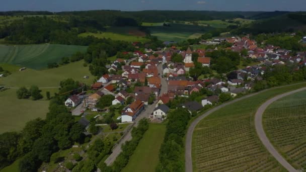 Luftaufnahme der Stadt und des Stadtteils Sachsenheim an einem sonnigen Sommertag.