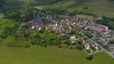 Yazın güneşli bir günde Almanya 'nın Sachsenheim şehrinin ve ilçesinin havadan görünüşü.