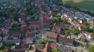 Yazın güneşli bir günde Almanya 'nın Sachsenheim şehrinin ve ilçesinin havadan görünüşü.