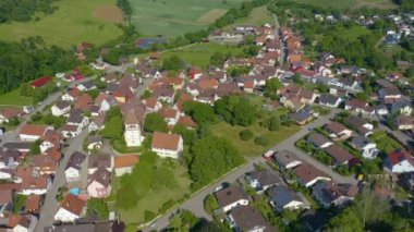 Yazın güneşli bir günde Almanya 'nın Sachsenheim şehrinin ve ilçesinin havadan görünüşü.