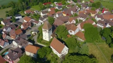 Yazın güneşli bir günde Almanya 'nın Sachsenheim şehrinin ve ilçesinin havadan görünüşü.
