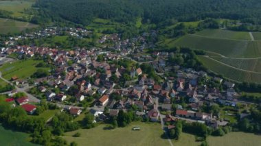 Yazın güneşli bir günde Almanya 'nın Sachsenheim şehrinin ve ilçesinin havadan görünüşü.