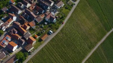 Yazın güneşli bir günde Almanya 'nın Sachsenheim şehrinin ve ilçesinin havadan görünüşü.