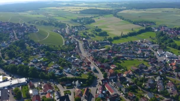 夏の晴れた日にドイツの都市と地区サッセンハイムの空中風景 — ストック動画