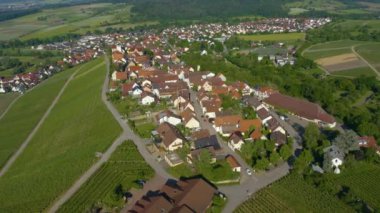 Yazın güneşli bir günde Almanya 'nın Sachsenheim şehrinin ve ilçesinin havadan görünüşü.