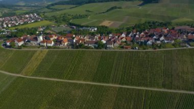 Yazın güneşli bir günde Almanya 'nın Sachsenheim şehrinin ve ilçesinin havadan görünüşü.