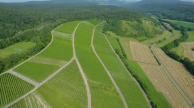 Yazın güneşli bir günde Almanya 'nın Sachsenheim şehrinin ve ilçesinin havadan görünüşü.