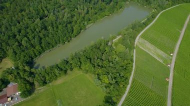 Yazın güneşli bir günde Almanya 'nın Sachsenheim şehrinin ve ilçesinin havadan görünüşü.