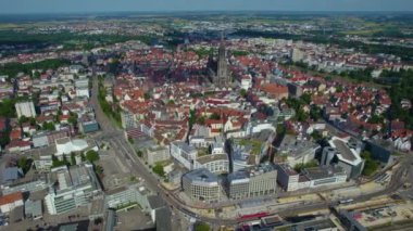 İlkbaharda güneşli bir günde Almanya 'da katedrali olan eski şehir Ulm' un hava manzarası..