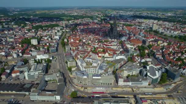 春天阳光灿烂的日子里 乌尔姆古城与德国大教堂的空中景观 — 图库视频影像