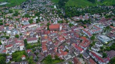Almanya 'nın eski Oberkirch kasabasının hava manzarası. Baharın bulutlu bir gününde