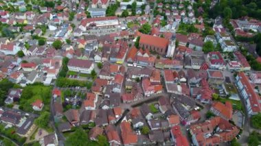 Almanya 'nın eski Oberkirch kasabasının hava manzarası. Baharın bulutlu bir gününde