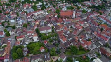Almanya 'nın eski Oberkirch kasabasının hava manzarası. Baharın bulutlu bir gününde