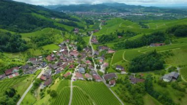 Kara Orman 'da Ringelbach köyü etrafındaki hava manzarası yazın bulutlu bir günde. 