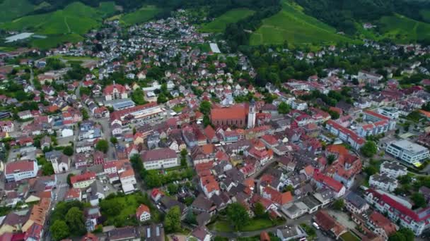 Luftaufnahme Der Altstadt Von Oberkirch Deutschland Einem Bewölkten Tag Frühling — Stockvideo