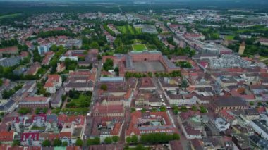 Almanya 'nın eski Rastatt kasabasının havadan görünüşü. Baharın bulutlu bir gününde