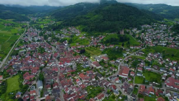 ドイツの古い町Kappelrodekの空中ビュー 春の曇りの日に — ストック動画