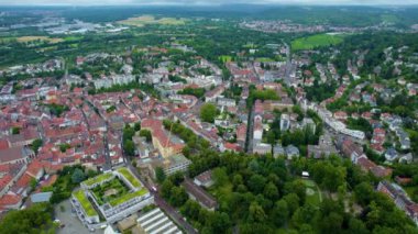 Almanya 'da Karlsruhe' nin yanındaki Durlach kasabasının havadan görünüşü. Baharın bulutlu bir gününde