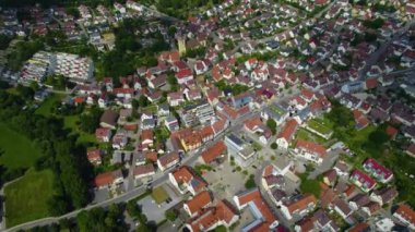 Almanya 'daki Schwieberdingen şehrinin etrafındaki hava manzarası. Baharın güneşli bir gününde