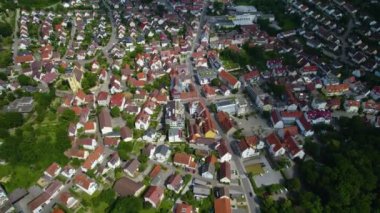 Almanya 'daki Schwieberdingen şehrinin etrafındaki hava manzarası. Baharın güneşli bir gününde