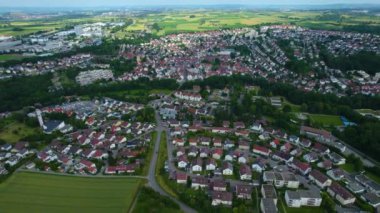 Almanya 'daki Schwieberdingen şehrinin etrafındaki hava manzarası. Baharın güneşli bir gününde