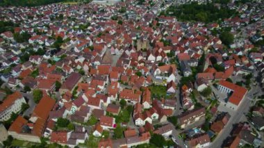 Almanya 'nın eski kenti Markgrningen' in etrafındaki hava manzarası. Baharın güneşli bir gününde